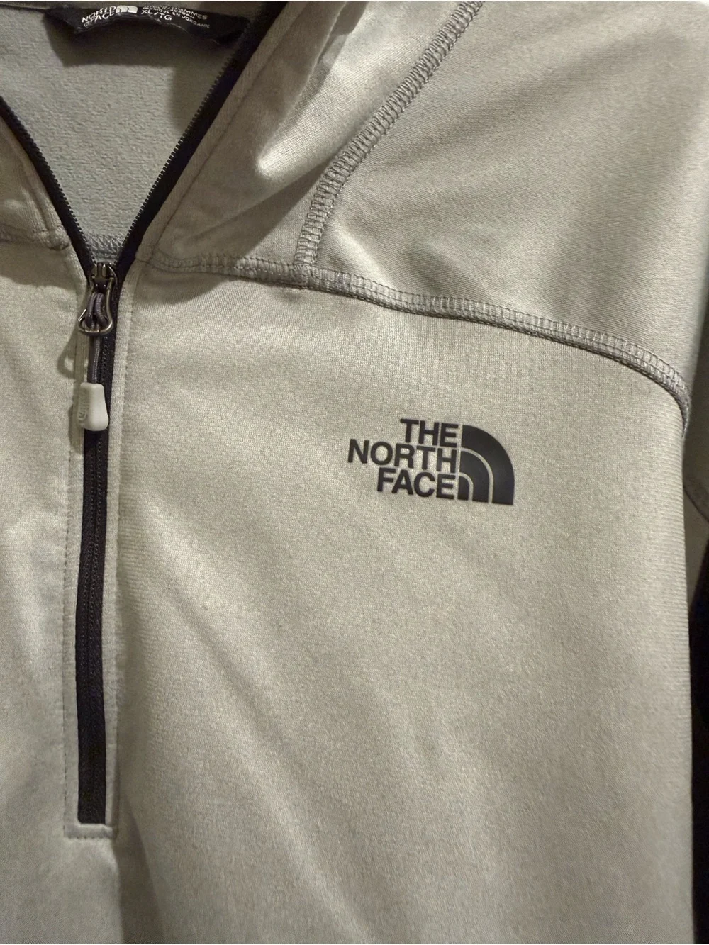 The North Face Men's Light Gray and Black Quarter-Zip Pullover